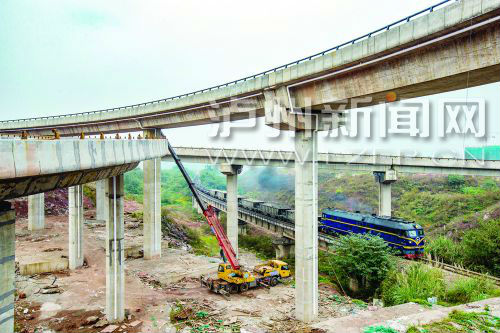 正在建設(shè)中的城西馬屋基立交。 記者 牟科 攝